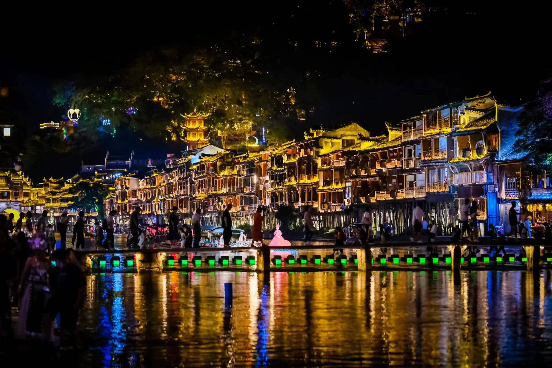 长沙黄花机场有直达张家界市区的航班,约1.5小时.