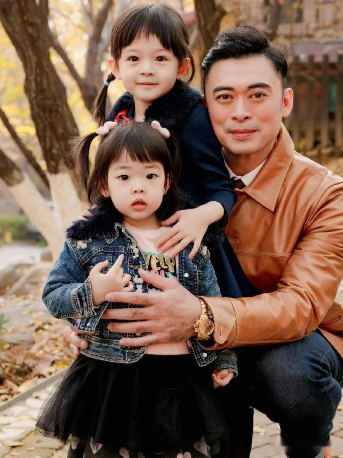 全家福的合照中,大女儿和二女儿站在一起,不禁感叹,他们一家真是好