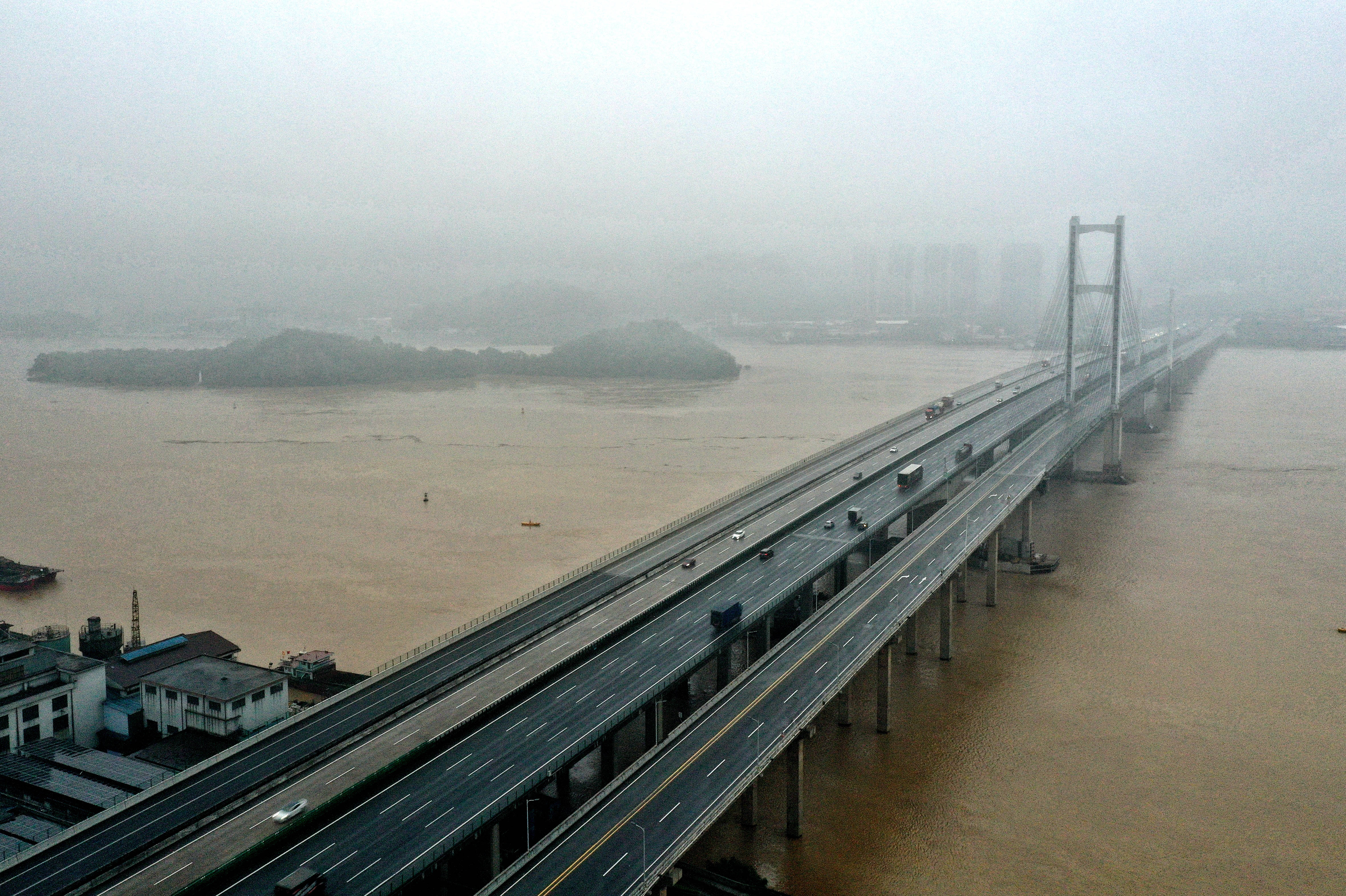 【视频】突发!九江大桥防撞墩被海船擦碰