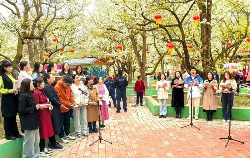 宁夏隆德县举办"六盘书声阅读会"走进百年梨园新时代文明实践活动