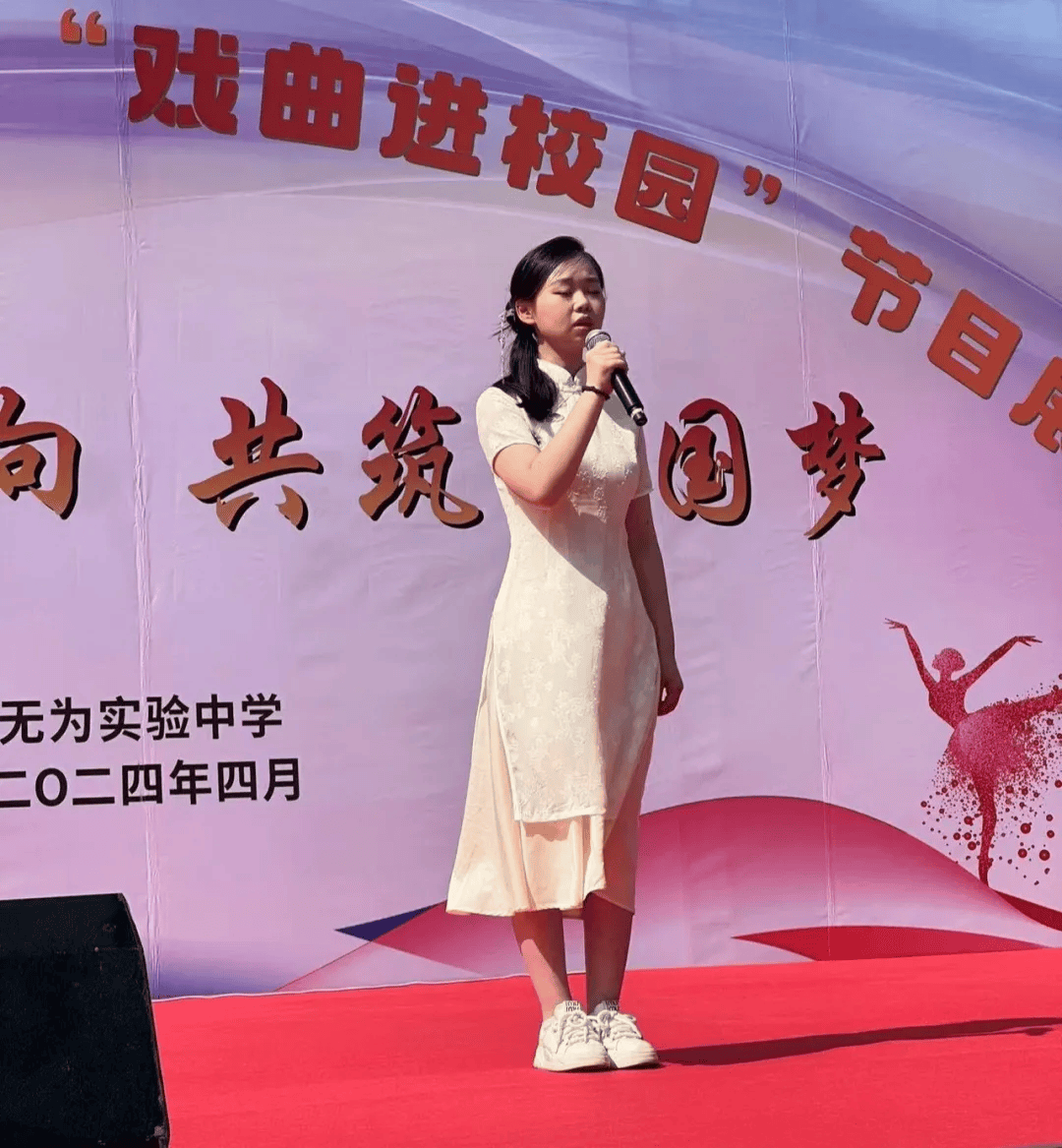 706班的王西贝和沈鑫雅带来的现代舞《蒙娜丽莎》,以独特的舞姿和创意