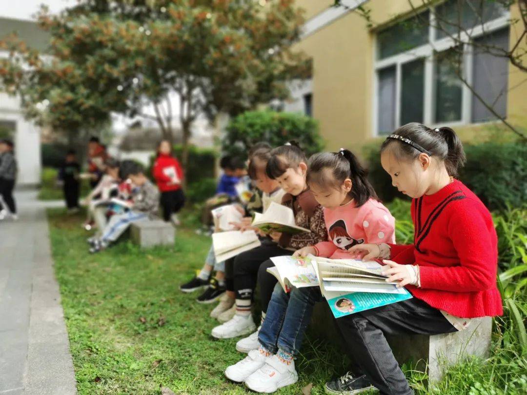 有形状可爱的开放式书架,色彩鲜艳的条形长凳,吸引着孩子们随手取书