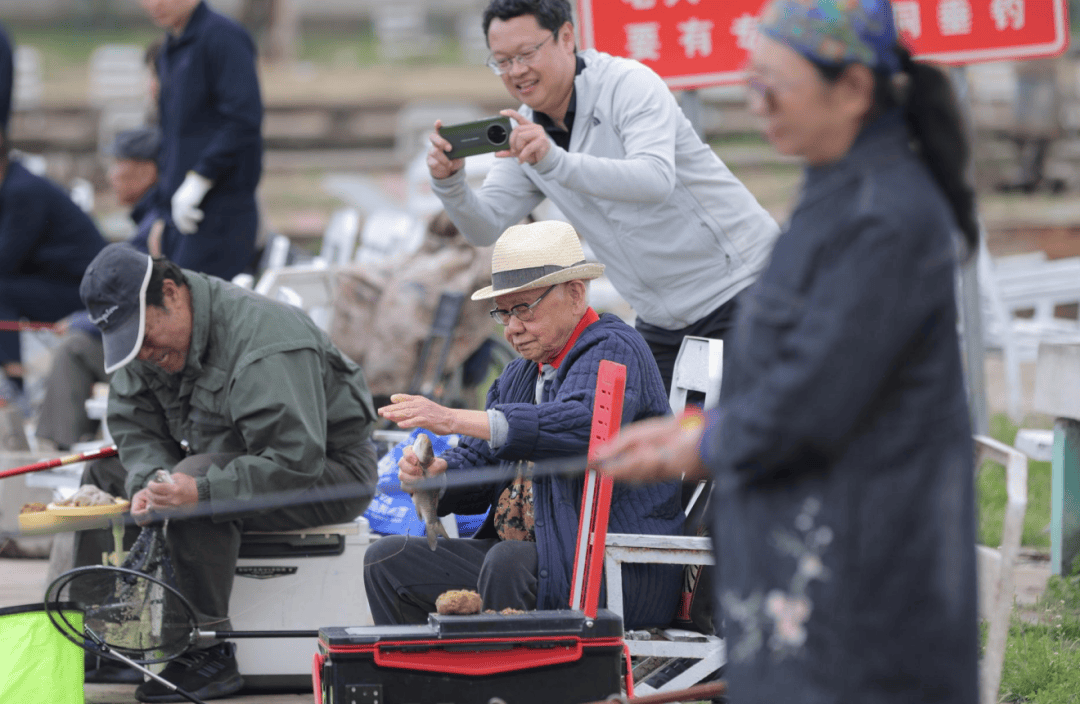 著名导演张华勋著名演员冯恩鹤著名演员宁文彤演员宁文彤悠然挥竿,一