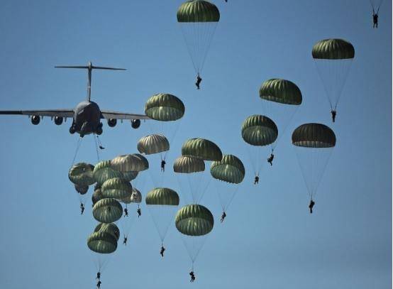 印军伞兵跳伞表演变集体葬礼，上万美元的降落伞，一个也打不开-印度伞兵摔死30人是真的吗视频