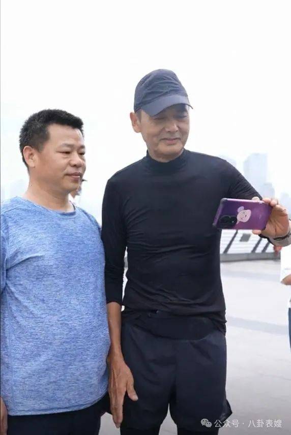 成龙活动近照上热搜,"双周一成"都老了,李连杰多次被传去世