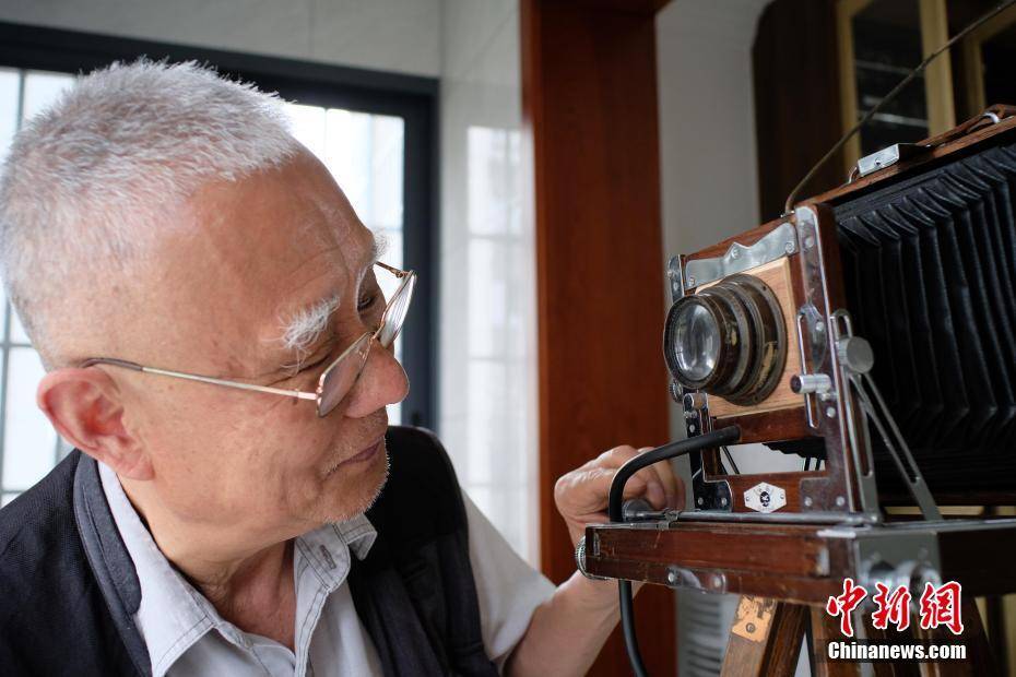 广西老铁路工人痴迷相机收藏 四百件中外相机“如数家珍”