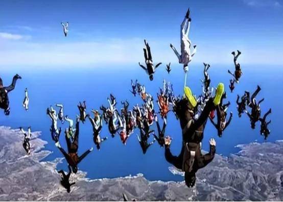 印军伞兵跳伞表演变集体葬礼，上万美元的降落伞，一个也打不开-印度伞兵摔死30人是真的吗视频