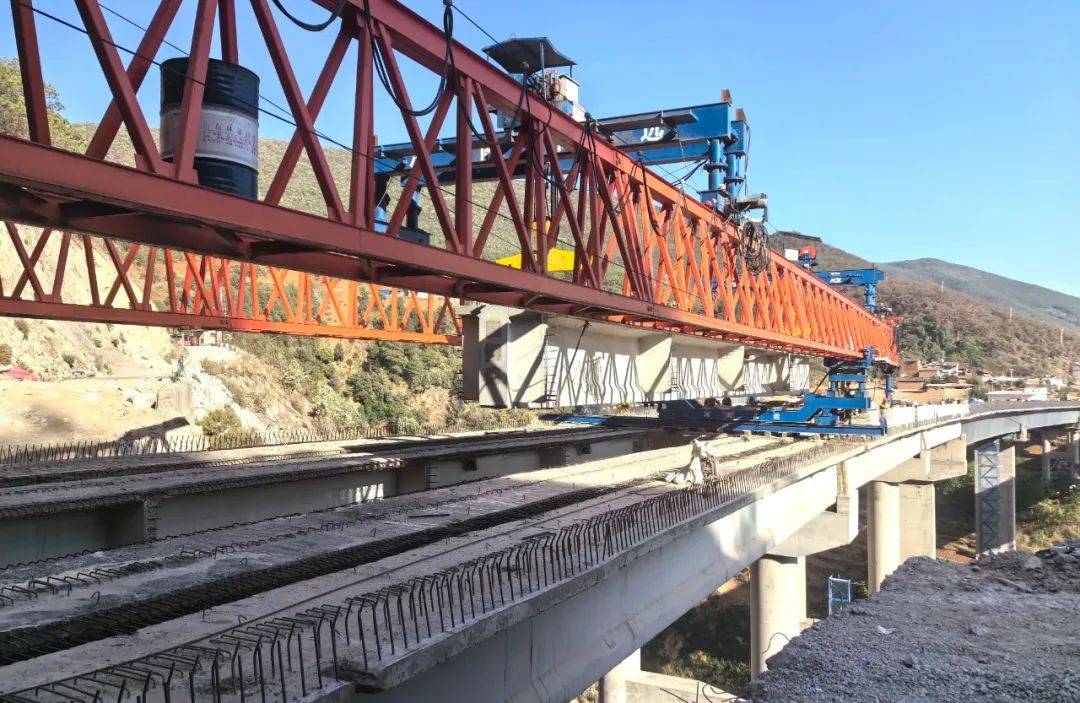 4月18日,随着最后一片t梁精准落位,宾鹤高速水寨2号大桥顺利贯通.