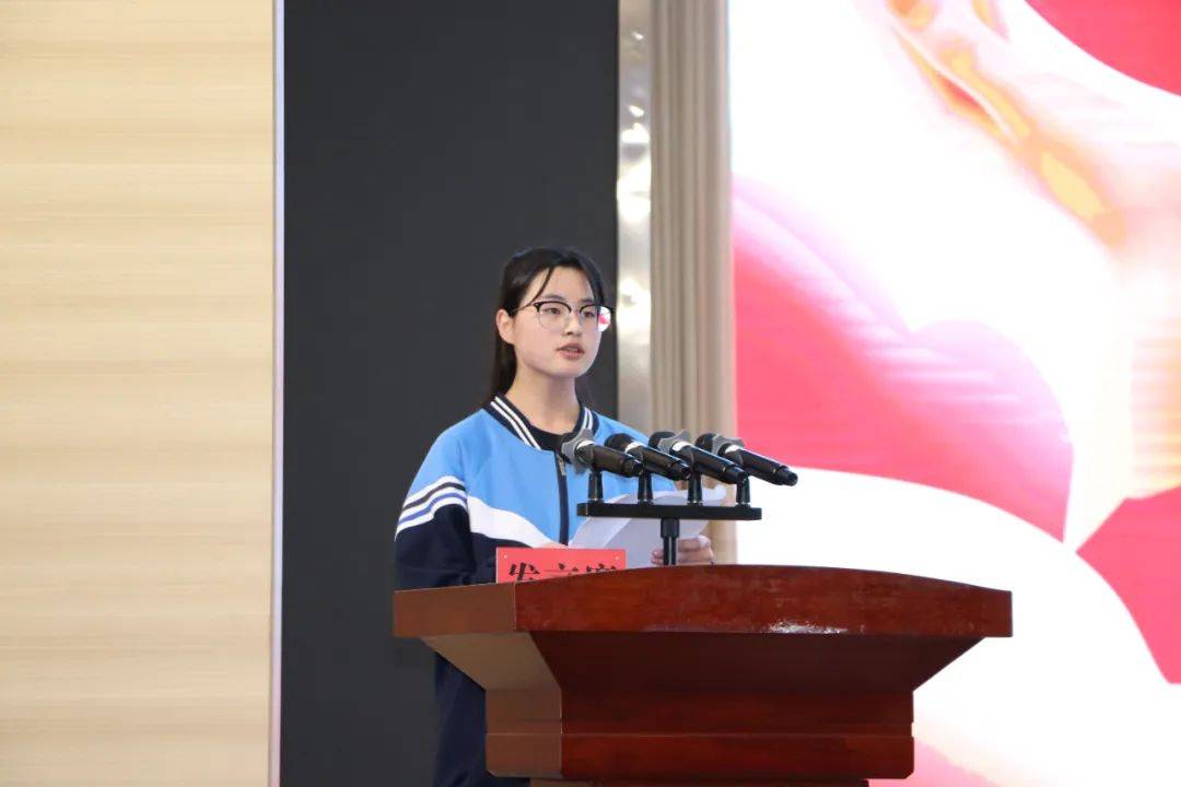 局长张四虎宣读倡议书向县二中,县职专,汉源初中,北川中学授西和县未