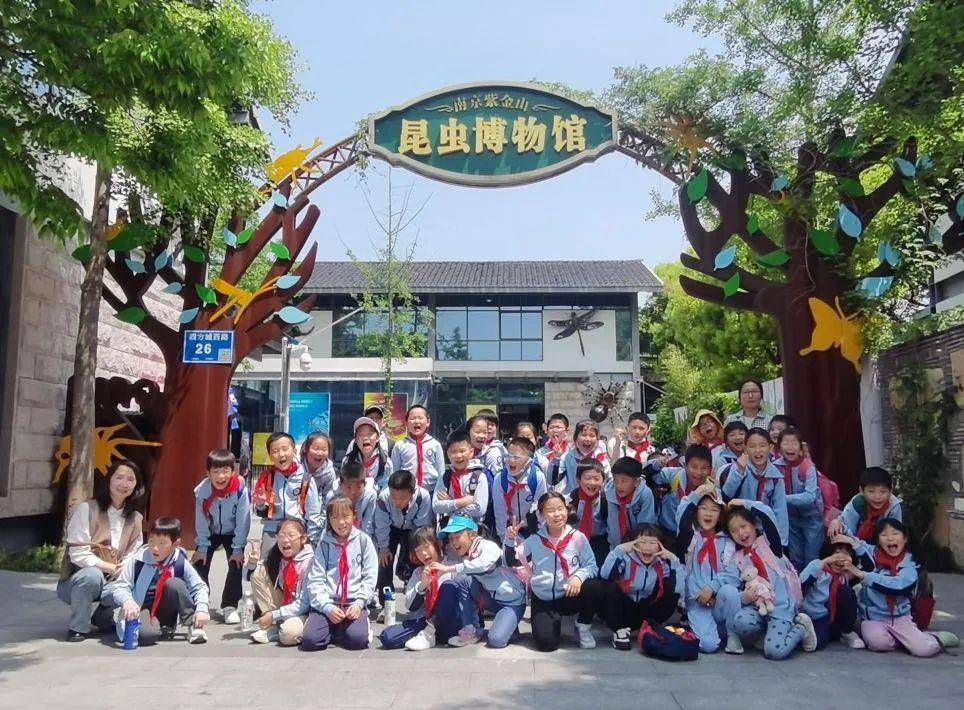学研季春一二年级的同学们来到了南京紫金山昆虫博物馆,跟随着讲解员