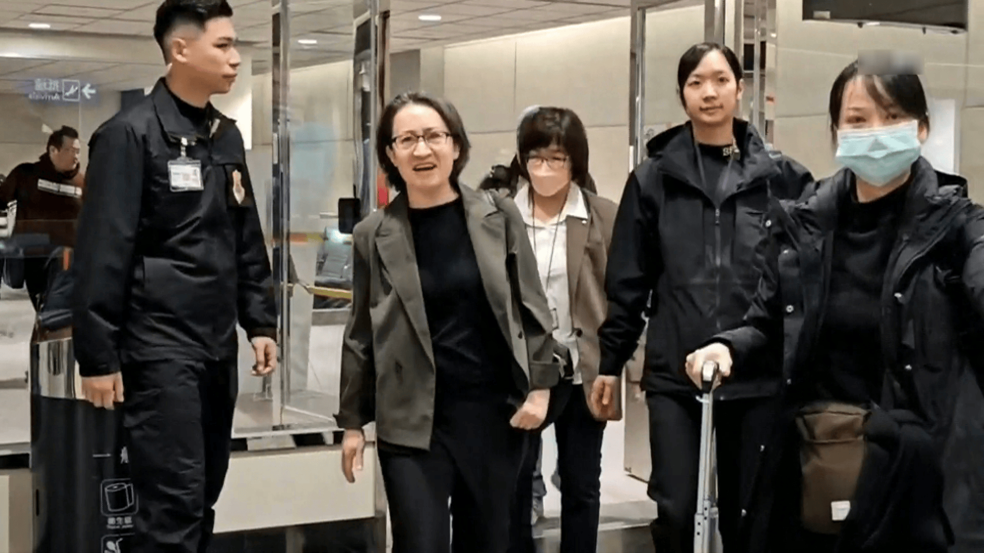 启人疑窦!翻版私烟案,萧美琴带23瓶酒免查入台湾,成特权分子_事情_部门_掌握权力