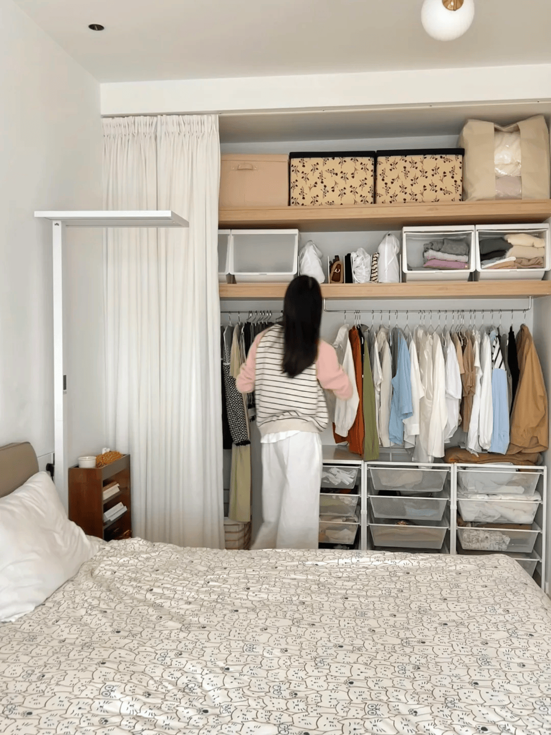 因为做了砌墙的置物架,所以收纳空间要比传统的衣柜多很多,收纳衣服的