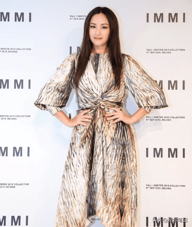 初代超模李艾重回t台!大长腿黑丝全场沸腾,网友调侃:不如瞿颖