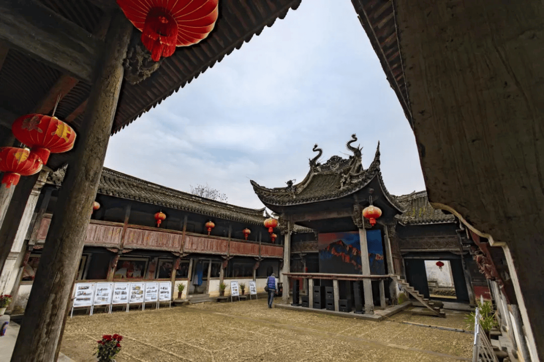 玉山公祠古镇面积30公顷,精华区域3公顷,古建筑群规模宏大,文化积淀