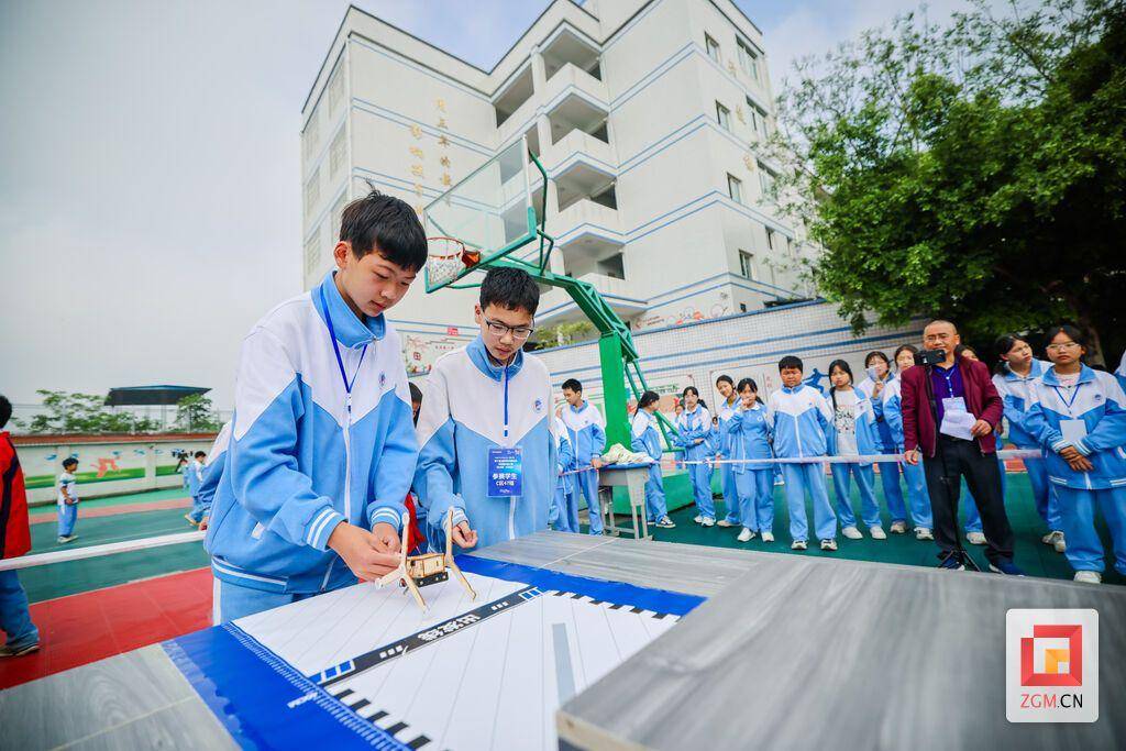 暨作品大赛四川赛区自贡赛点未来太空车比赛在贡井区龙潭中学举行