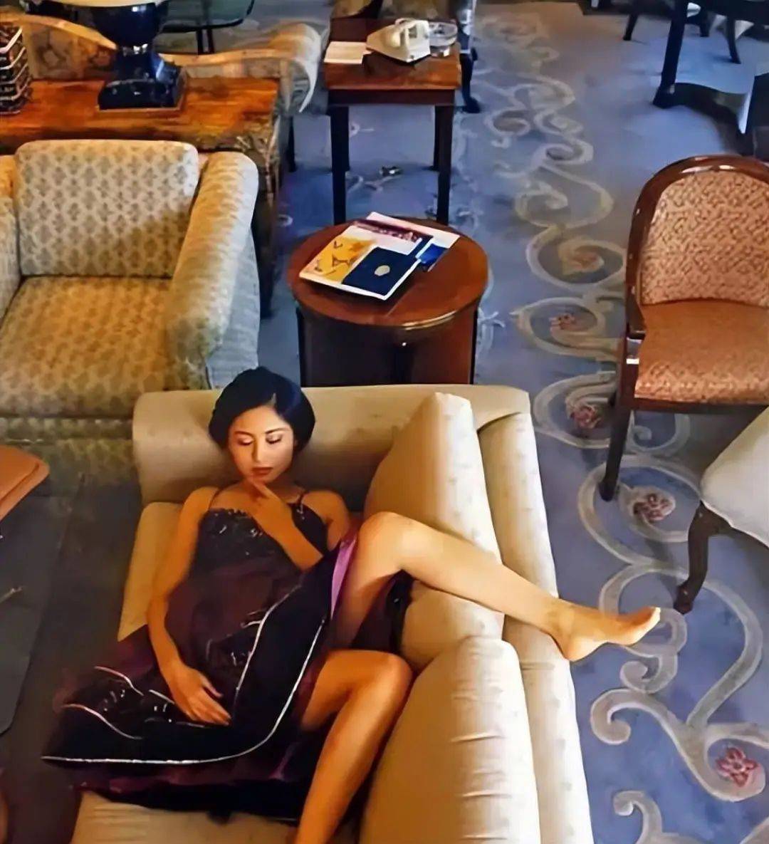 20多年前陈红在陈凯歌家拍照,她躺在沙发上的样子,堪称人间尤物