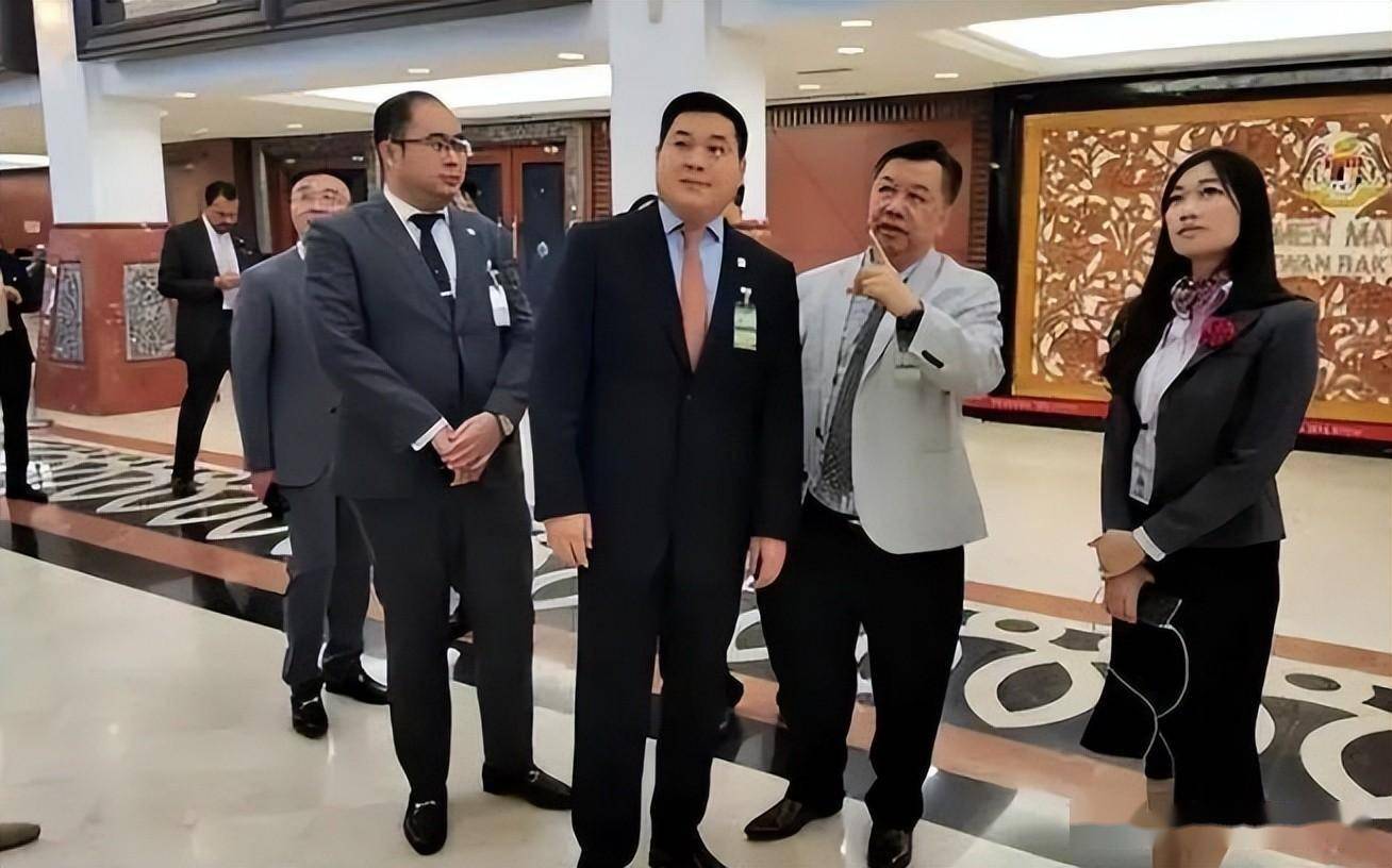 严昕接手后,凭借敏锐的商业嗅觉和果敢的改革魄力,着手调整公司发展