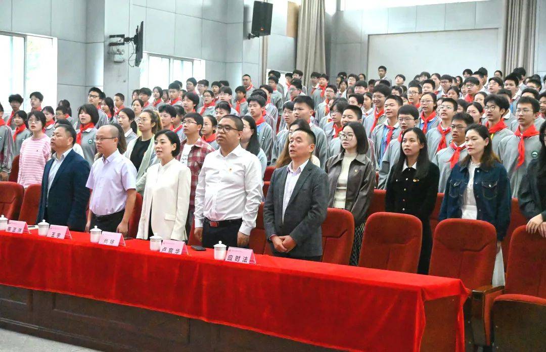 教育局基础教育科科长,县少工委副主任应时法,实验初中校长陈正洪出席