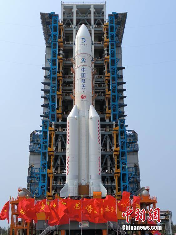 嫦娥六号任务器箭组合体完成垂直转运 计划5月初择机发射