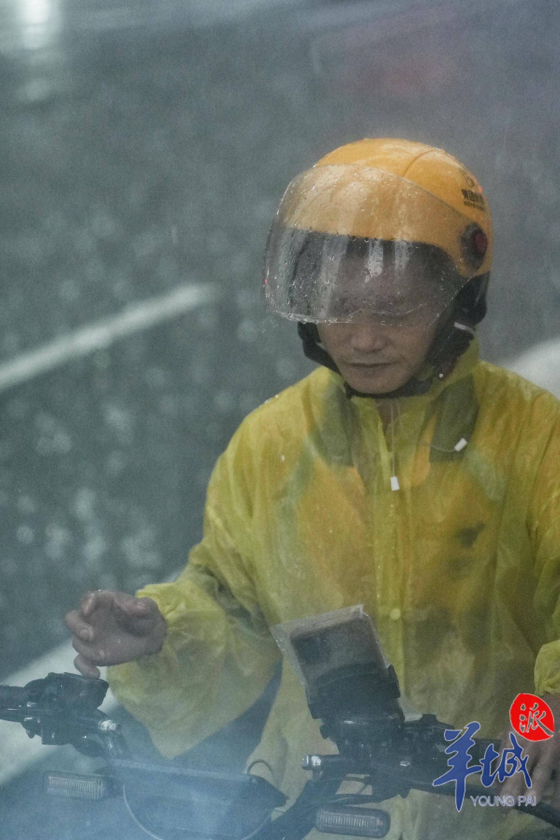 外卖小哥下雨送餐图片图片