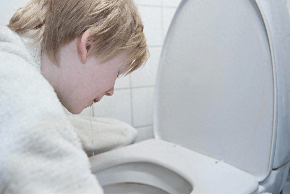 10岁男孩恶心呕吐,父亲崩溃自责,医生斥责:哪能给孩子吃这些