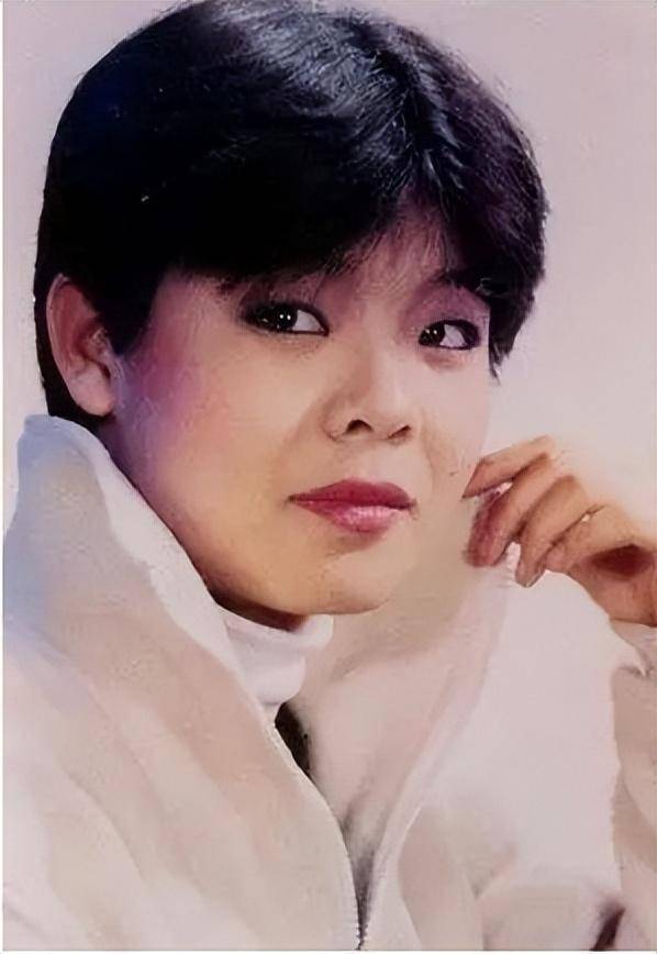 19岁比肩那英,毛阿敏,28岁从23楼一跃而下,她成为母亲