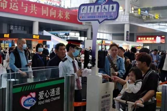 “五一”假期上海三大火车站地铁换乘单向免安检