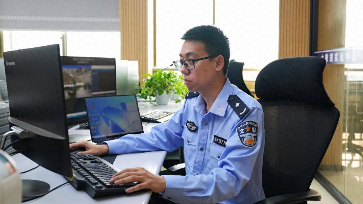 他,是这样一个警界"it"28岁的李宇豪2018年毕业于北京交通大学软件