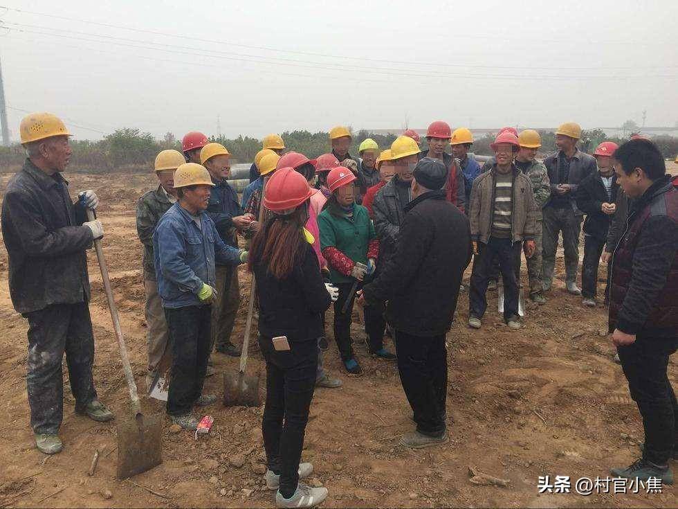 很多农民工的工资都没有结清,房地产不景气直接影响到了整个建筑行业