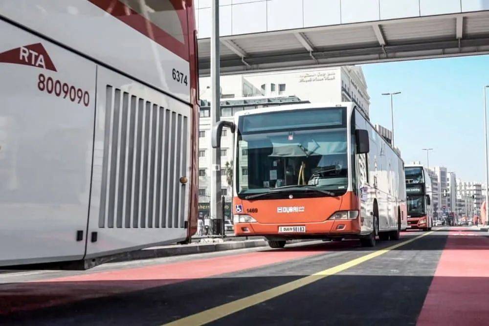   迪拜将在六条主要街道上设置公交和出租车专用道。 