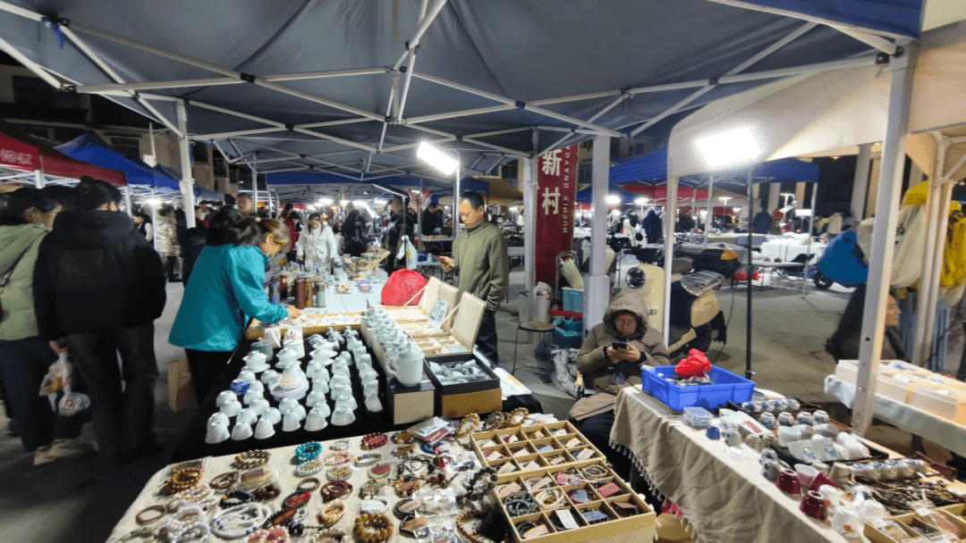 陶艺街(陶阳新村)背靠陶溪川,毗邻景德镇陶瓷大学(新厂校区),自西向东