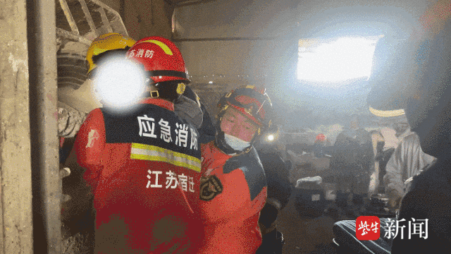 工人不慎掉进搅拌机 ，工友一个操作救了他(图2)