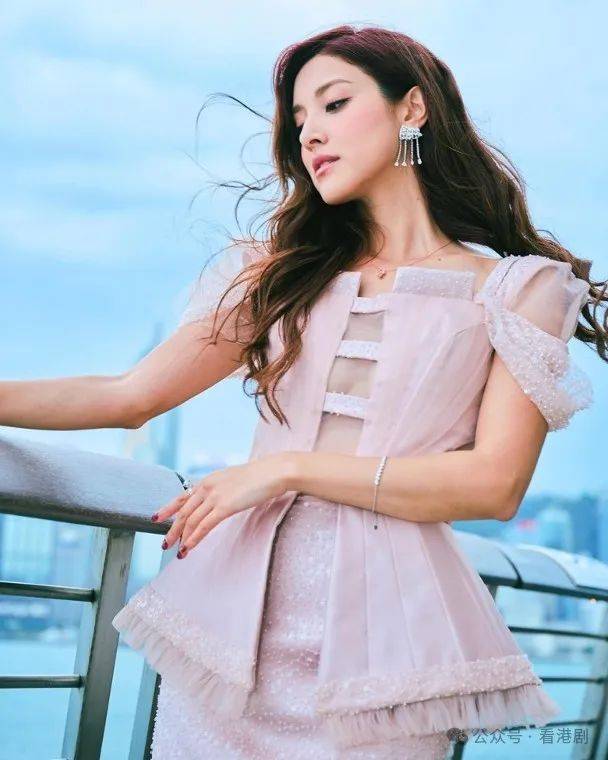 郑嘉颖老婆陈凯琳近年转型做kol,不时以性感打扮示人抢fo,虽然她曾指