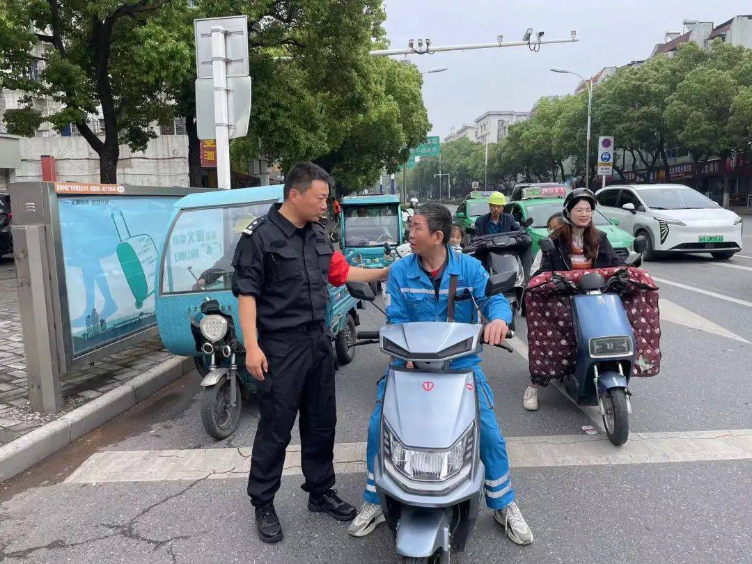 警察他们在跑步图片