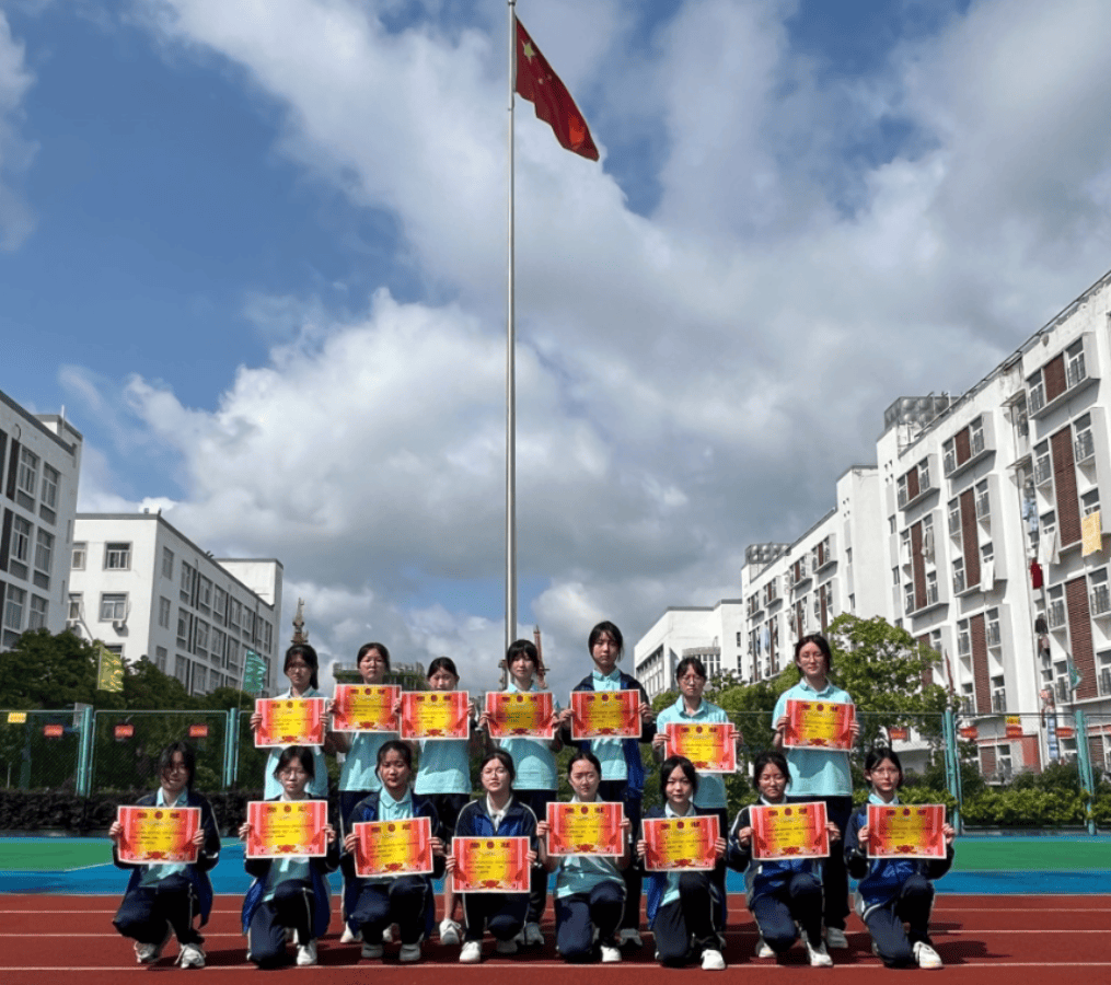 迎"五一劳动节"升旗仪式:劳动最光荣,奋斗最幸福_生活