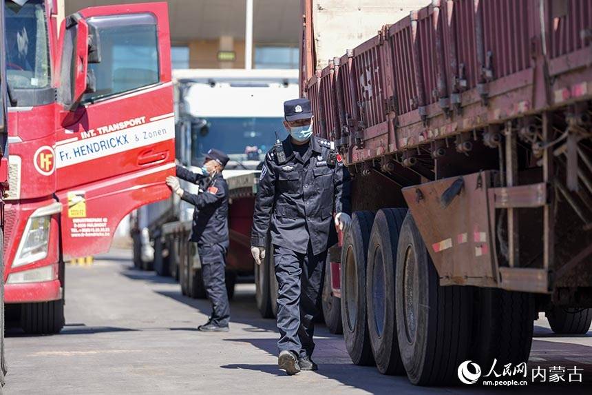 二连浩特公路口岸单日验放出入境货车1011辆次 创历史