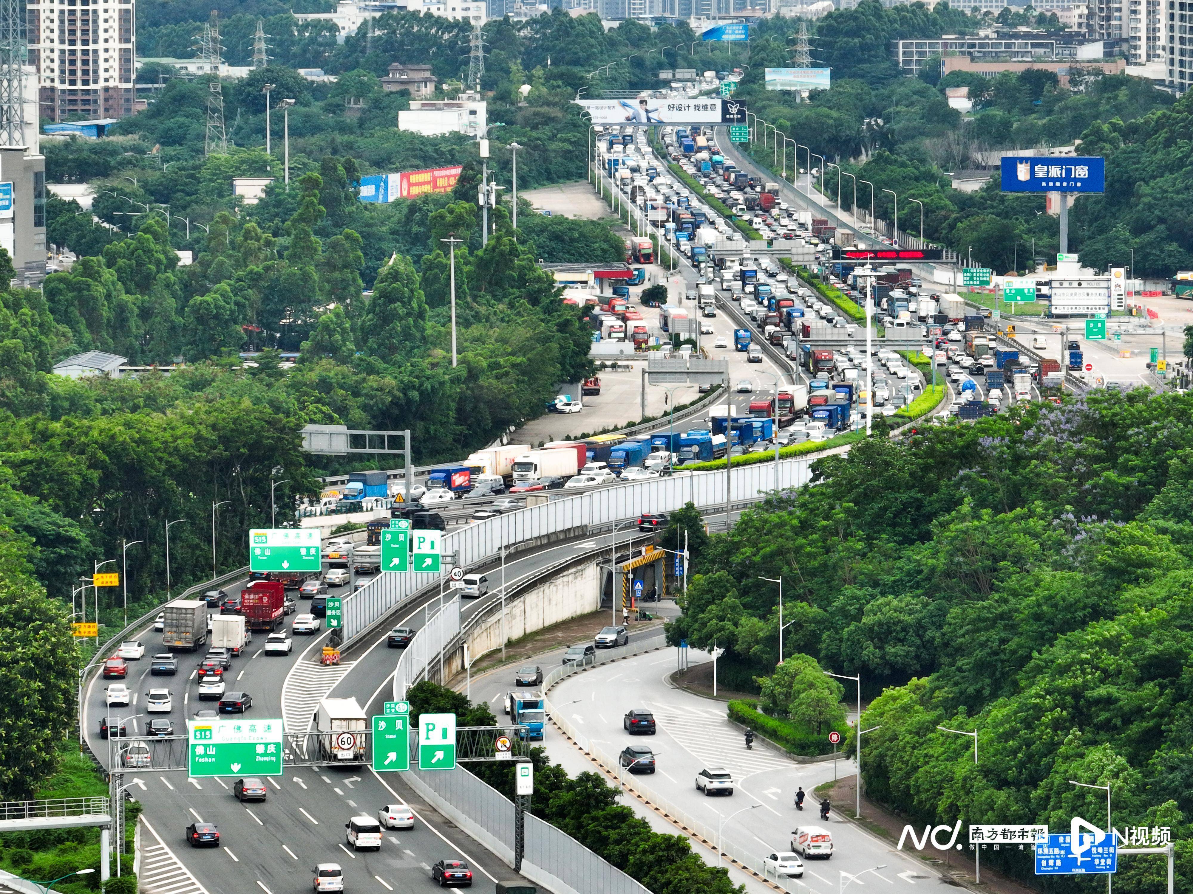 多图直击:出城高峰进行时,鸟瞰最堵的广州西部出口