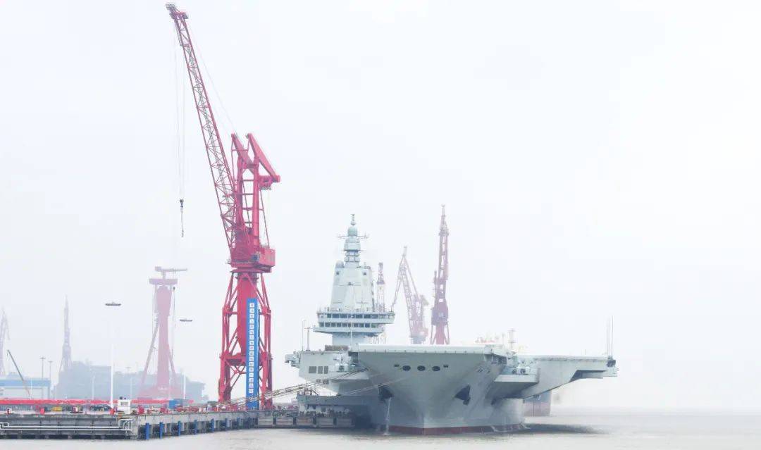 中国海军福建舰出海开展首次航行试验