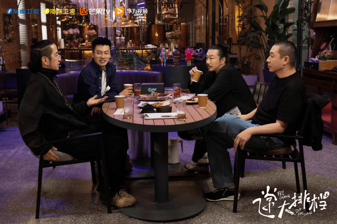 这不是臧鸿飞与常雷第一次在节目中围坐畅谈,私下他们在酒吧唠过嗑