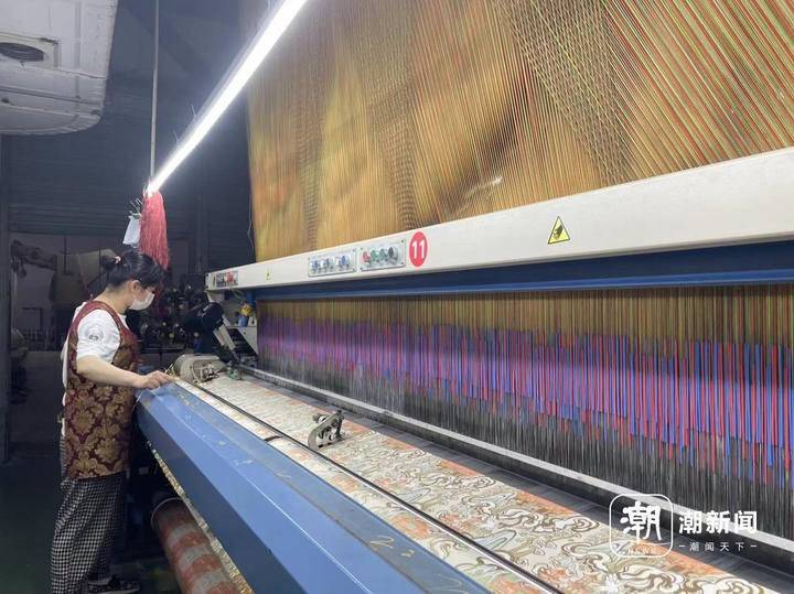 提花机织出马面裙布料 记者 陈雷 摄既要展现传统文化内涵,又要结合