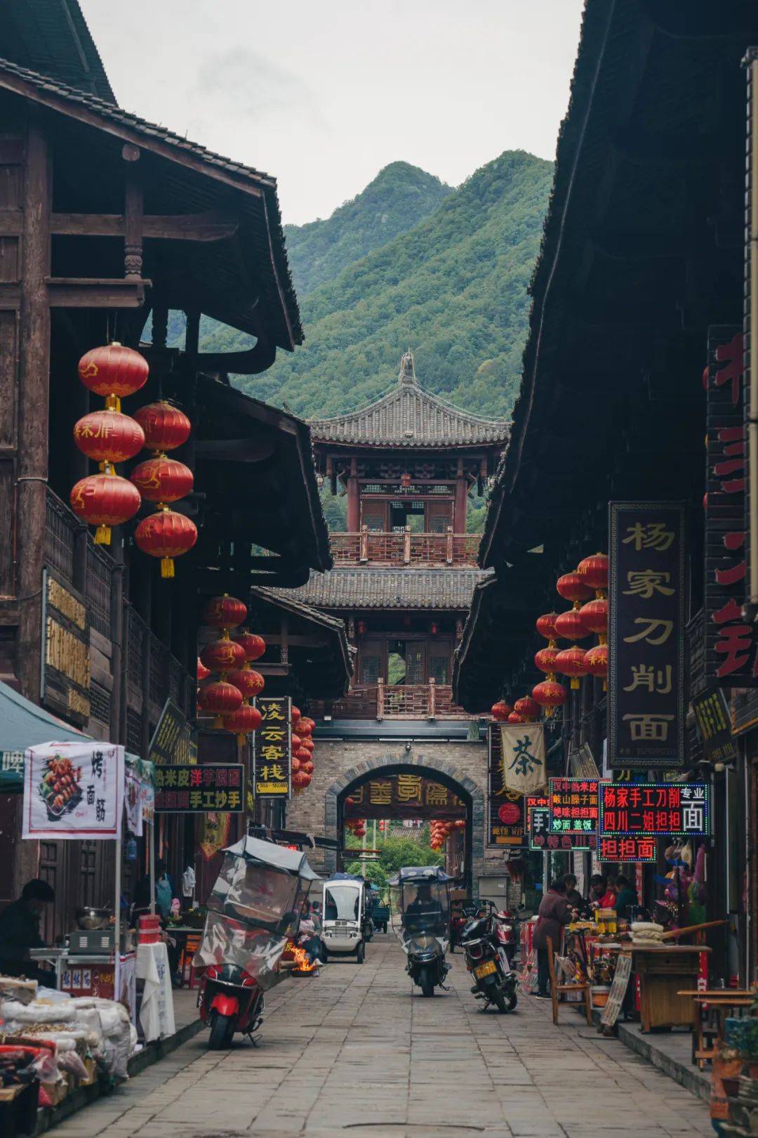 第三天早上出发前往城固,吃一顿非遗美食原公杂烩,再去桔园转转,下午