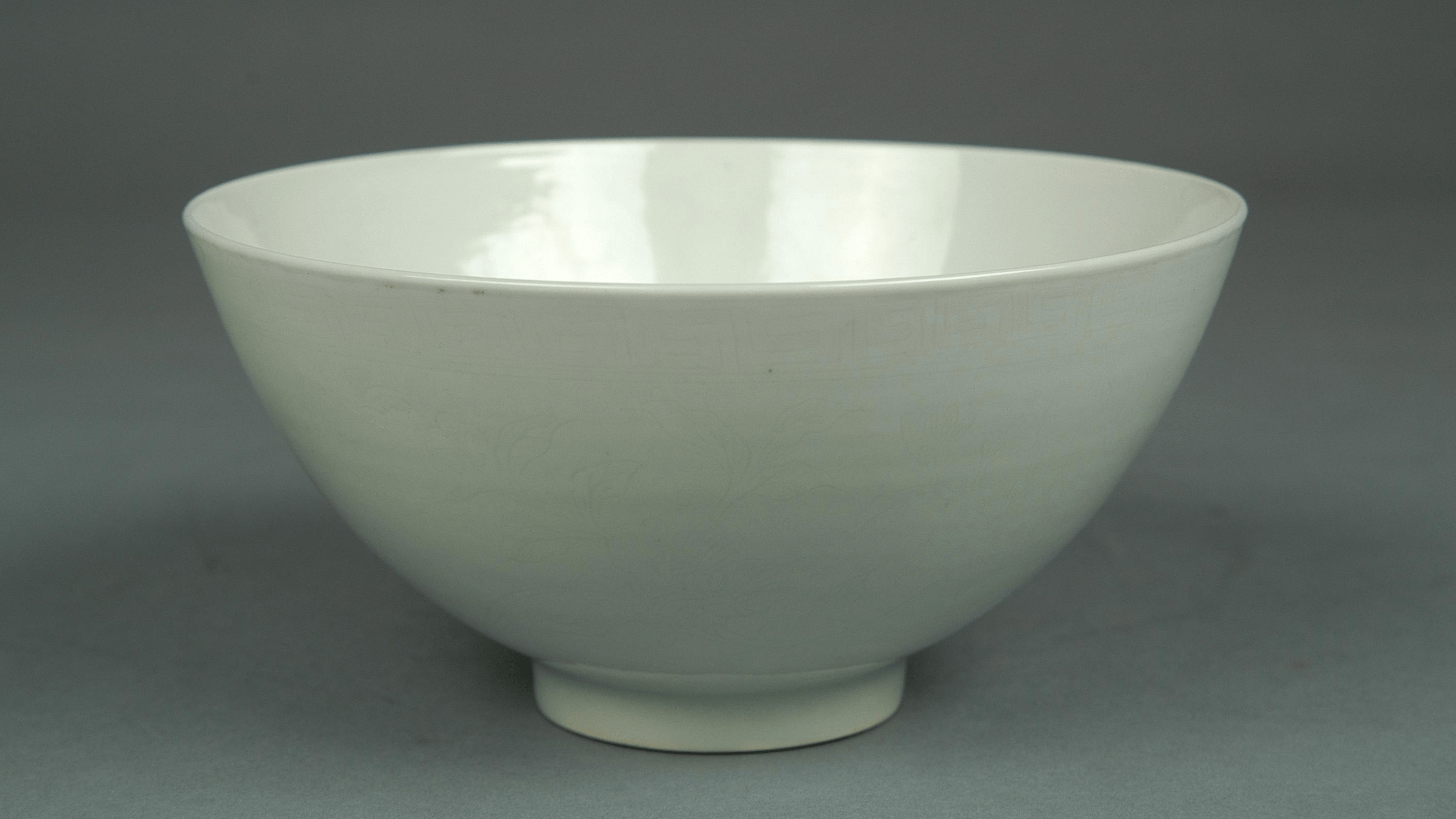 文博日历丨白瓷 甜=甜白瓷,美得克制又深沉_牡丹_白釉_瓷碗