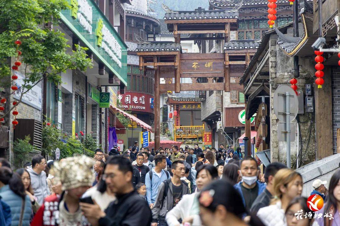 细雨绵绵 边城茶峒景区仍持续"发热"