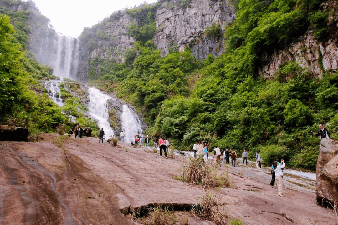 五一假期,天柱西域瀑布游客如织