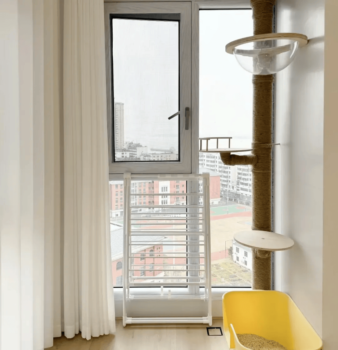 这种比较常见了,打开它放阳台,晒干衣物后折叠起来,塞在角落.