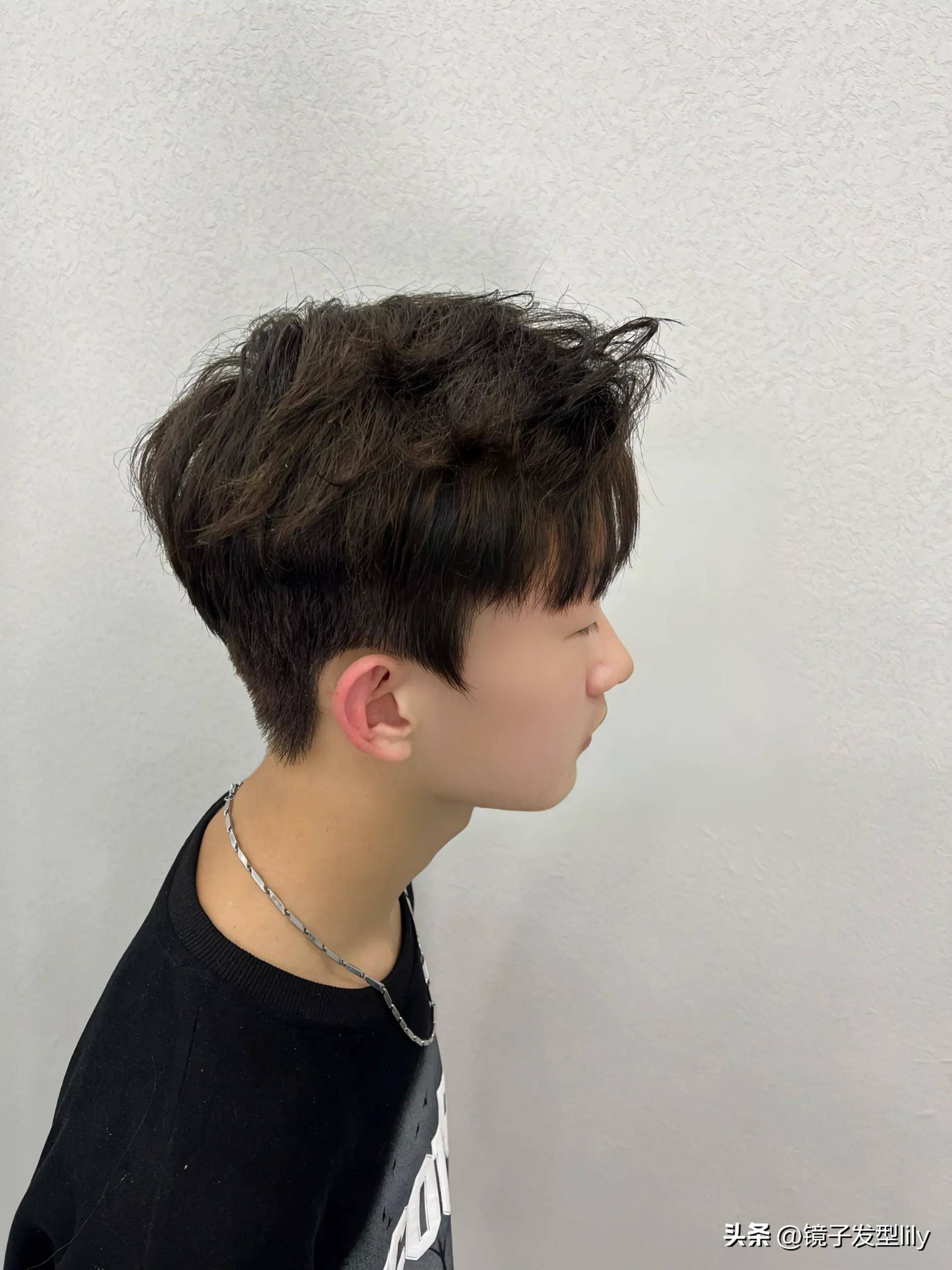 年轻男生发型攻略周边铲短头顶造型烫展现真帅气