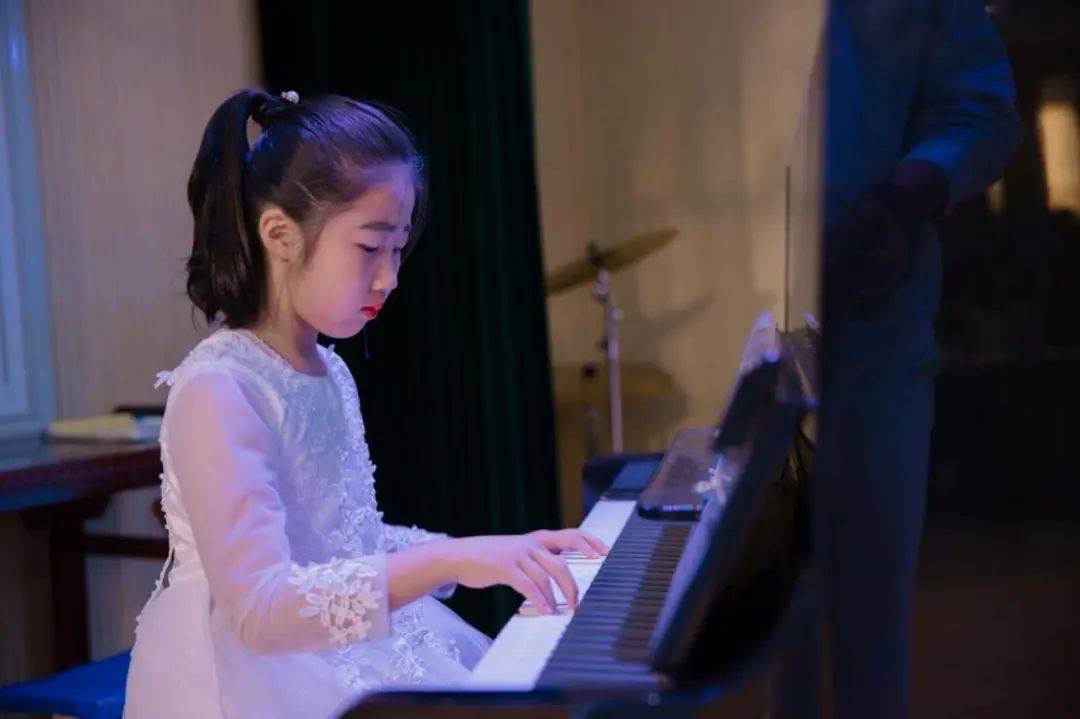 当一(2)班的钢琴,琵琶,古筝乐器响起,音符在空中跳跃,听,曲子在指尖