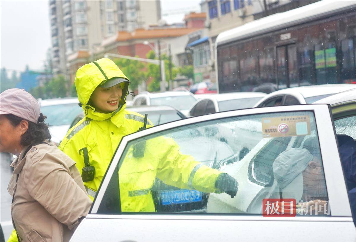 武汉女交警回应走红 欢迎全国各地的游客来武汉旅游 今后在岗位上会更热情
