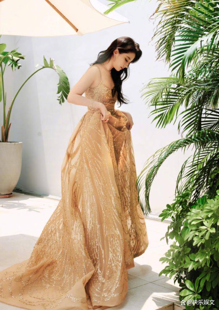 37岁刘亦菲现身海南度假!晒写真照仍有女神范,一辈子未婚显纯情