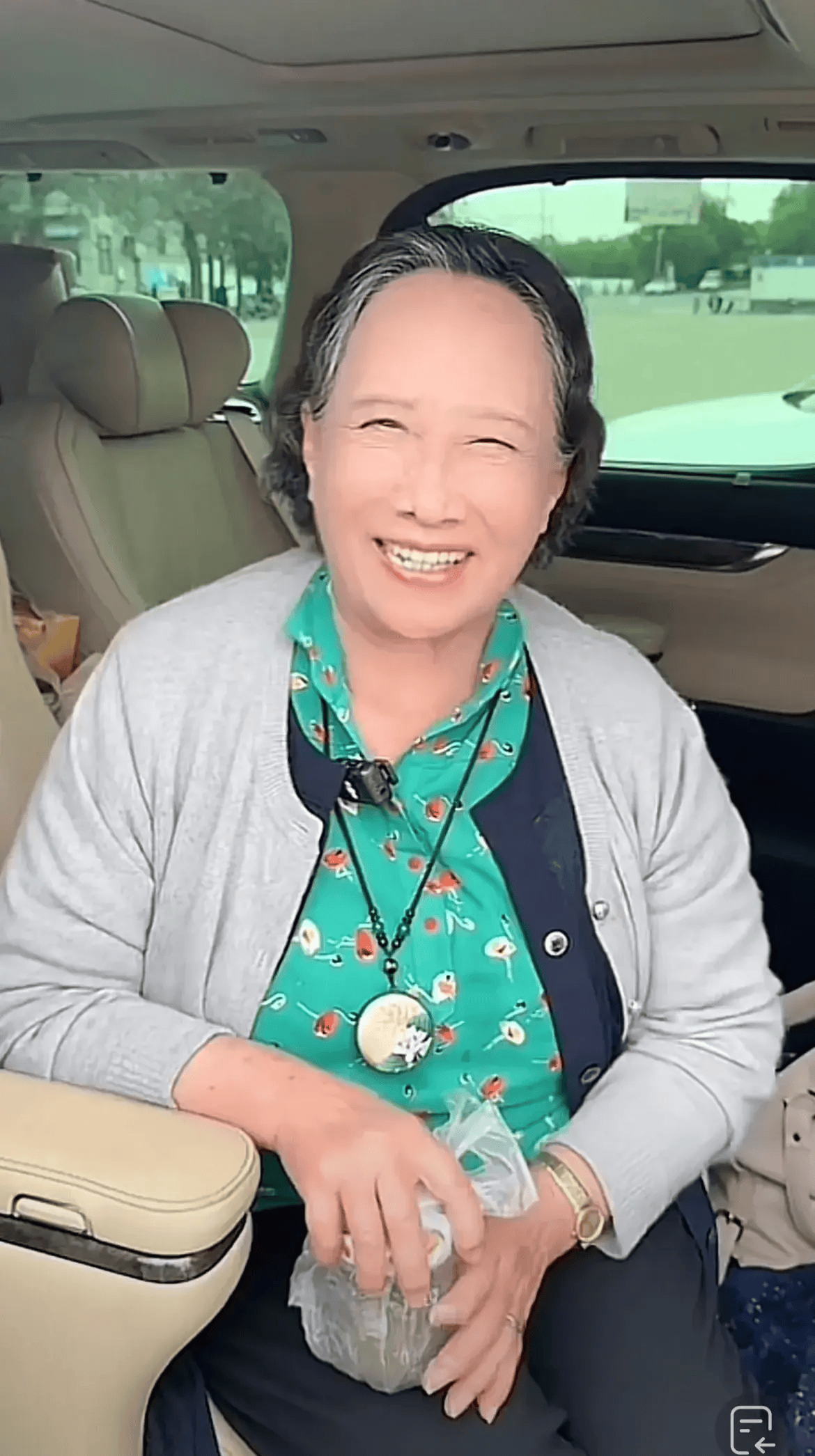 "刘星姥姥"直播旅游,为上镜专门擦粉,82岁依旧有一口好牙